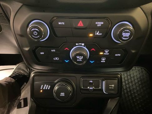 Used 2022 Jeep Renegade Latitude image 23