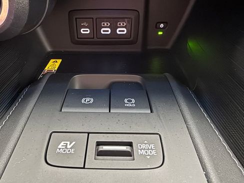 Used 2024 Toyota Venza XLE AWD/4WD image 19