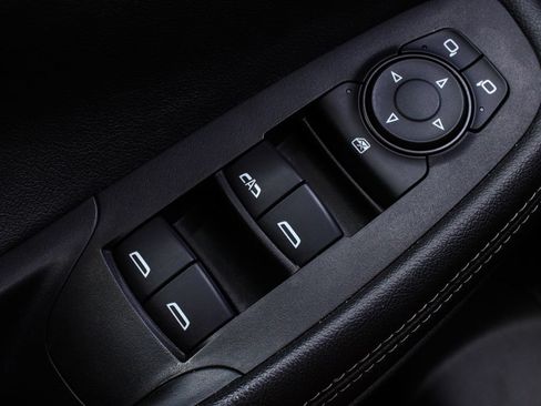 Used 2020 Buick Encore GX Essence w/ Experience Buick Package FWD image 9