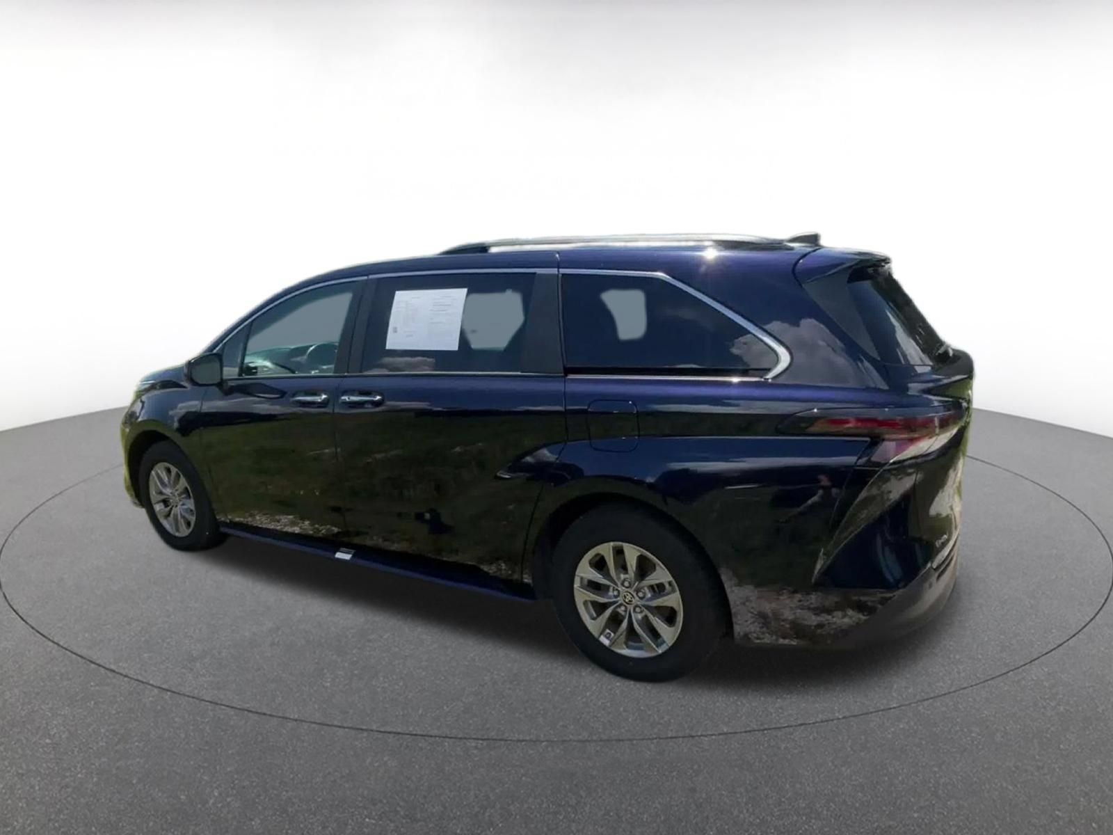 Used 2025 Toyota Sienna XLE FWD image 9