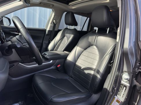 Used 2023 Toyota Highlander XLE AWD/4WD image 9