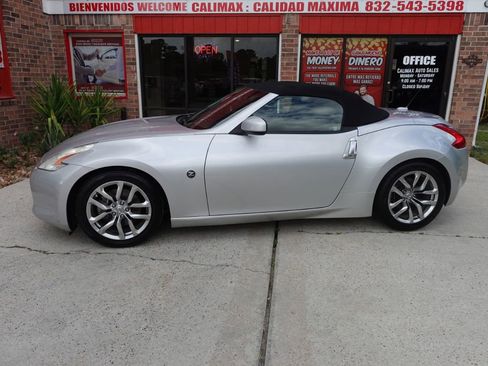 Used 2010 Nissan 370Z Touring image 1
