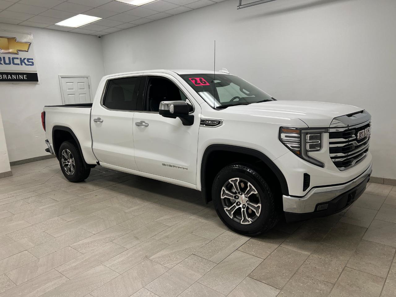 Used 2026 GMC Sierra 1500 SLT RWD image 9