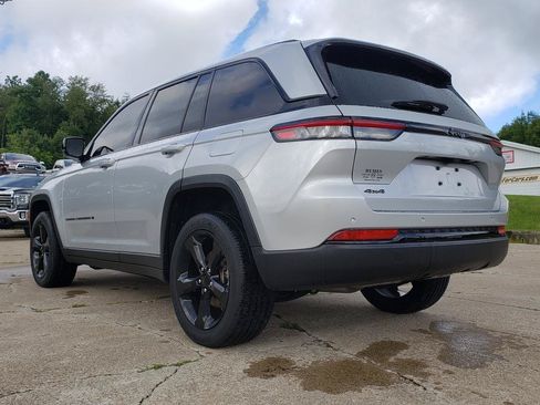 Used 2023 Jeep Grand Cherokee Altitude AWD/4WD image 5