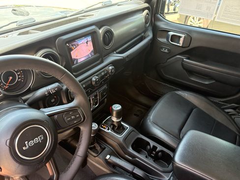 Used 2023 Jeep Gladiator Sport AWD/4WD image 16