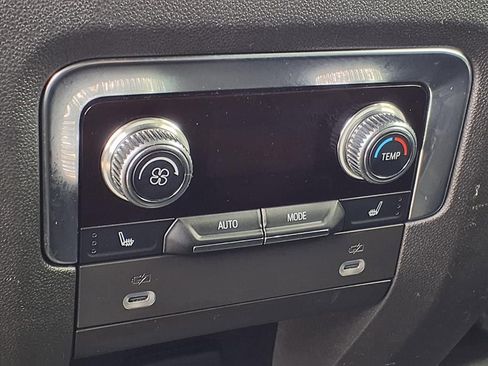 Used 2022 GMC Yukon XL Denali image 13