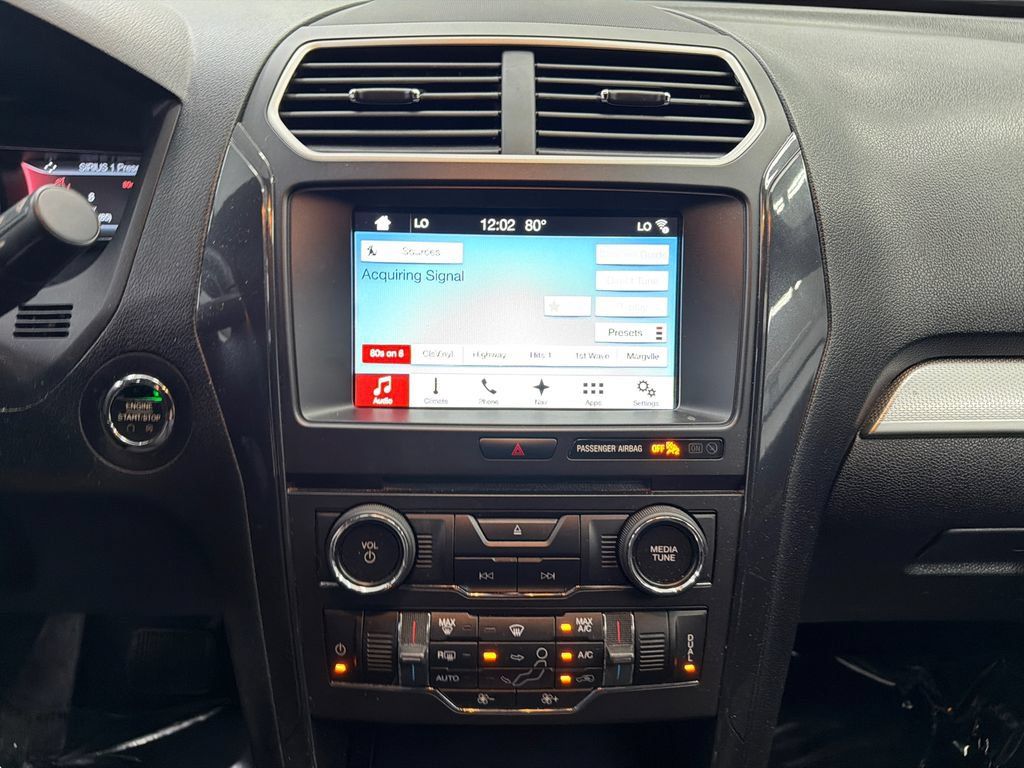 Used 2017 Ford Explorer XLT w/ Equipment Group 201A FWD image 28