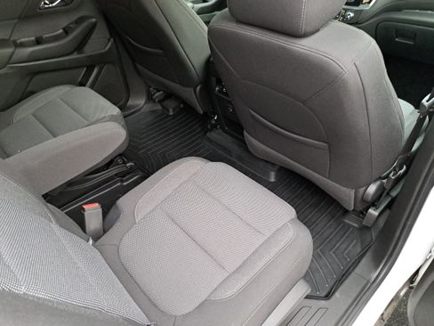 Used 2022 Chevrolet Traverse LT FWD image 11