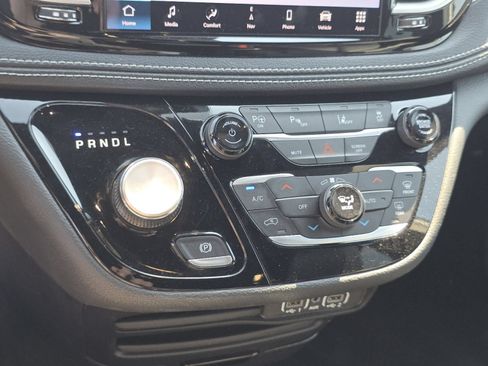 Used 2024 Chrysler Pacifica Limited FWD image 9