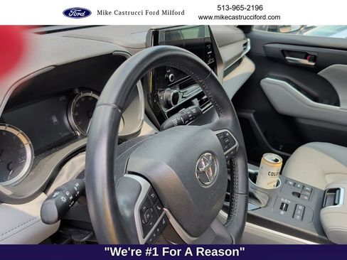 Used 2023 Toyota Highlander XLE AWD/4WD image 7