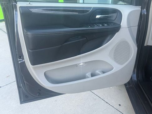 Used 2016 Chrysler Town & Country Touring w/ Driver Convenience Group image 33