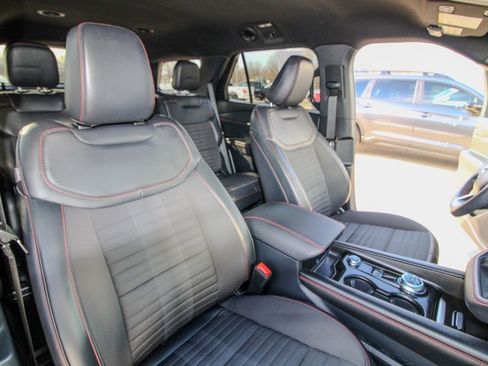 Used 2025 Ford Explorer ST-Line w/ ST-Line Street Pack image 19