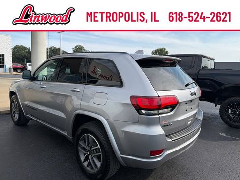 Used 2021 Jeep Grand Cherokee Laredo X AWD/4WD image 3