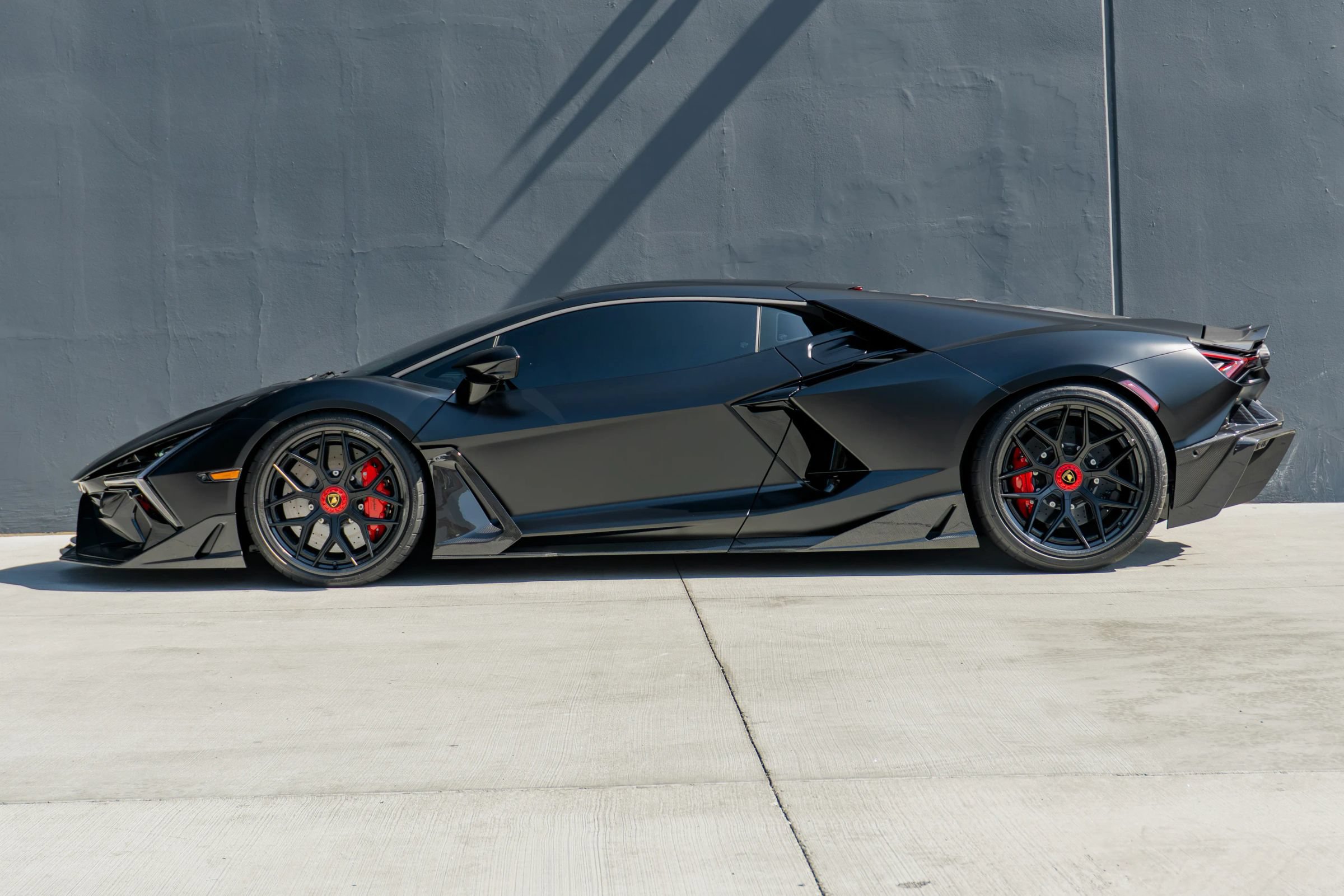 Used 2025 Lamborghini Revuelto AWD/4WD image 2