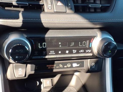 Used 2022 Toyota RAV4 XLE Premium image 20