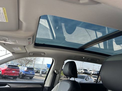 Used 2022 Volkswagen Tiguan SE image 23