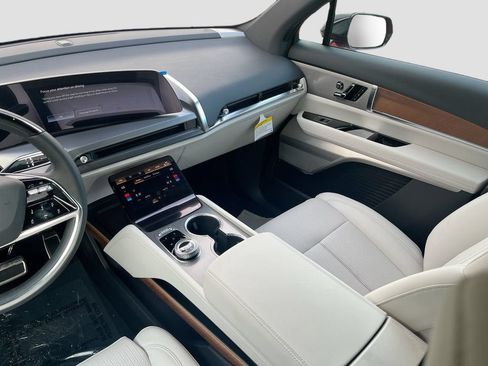 New 2026 Cadillac Vistiq Luxury w/ LPO, Floor Liner Package AWD/4WD image 25