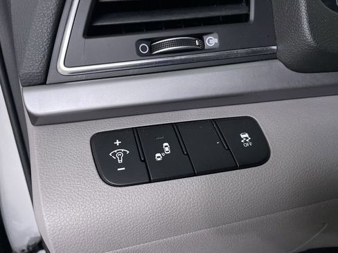 Used 2017 Hyundai Elantra Limited image 24