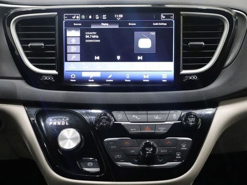 Used 2024 Chrysler Pacifica Touring-L image 29