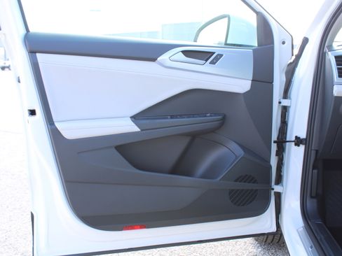 New 2025 Volkswagen Taos SE image 8