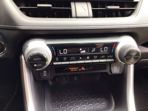 Used 2022 Toyota RAV4 XLE FWD image 19