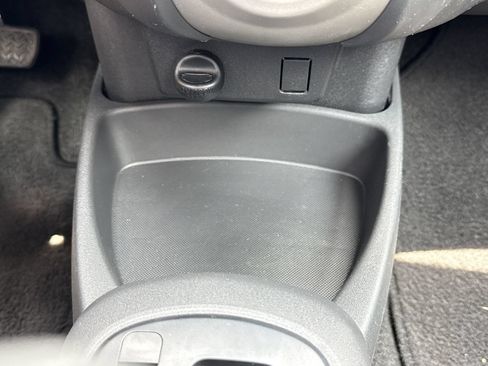 Used 2009 Toyota Yaris 4-Door Hatchback FWD image 19
