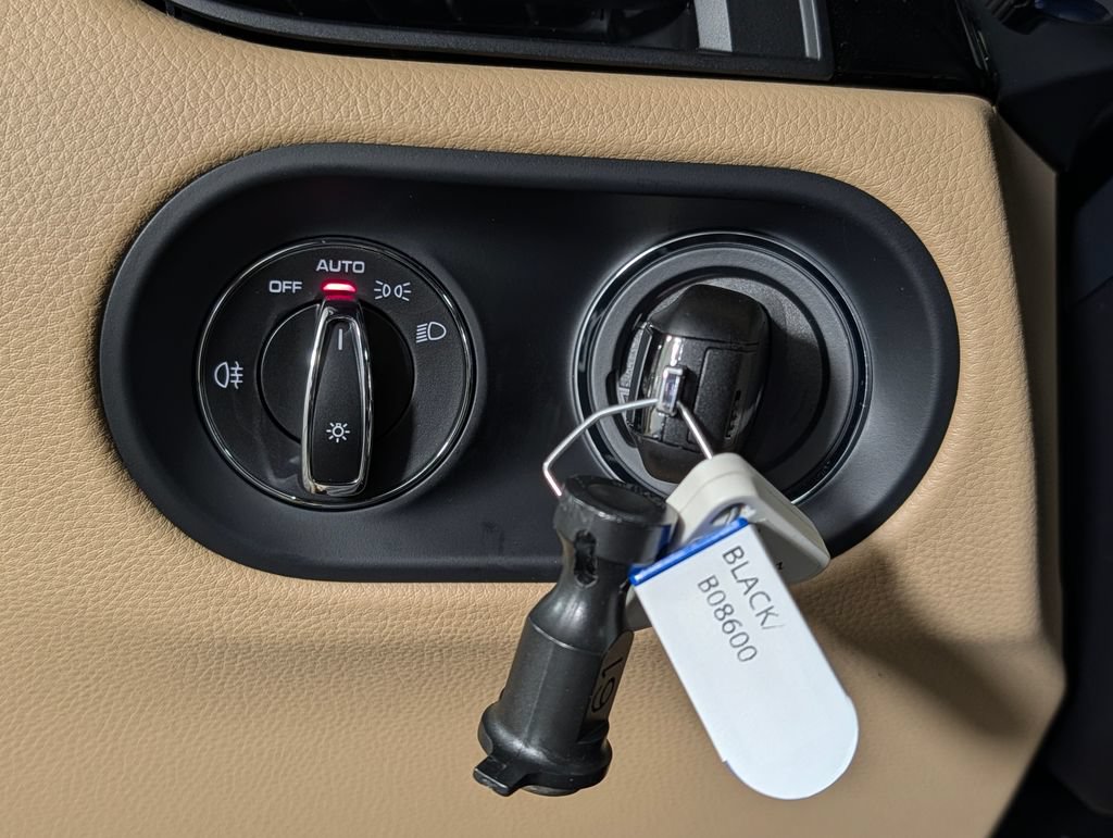 Certified 2026 Porsche Macan AWD/4WD image 34