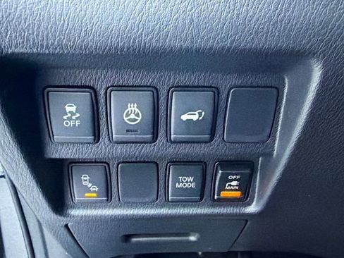 Used 2020 Nissan Pathfinder Platinum image 32