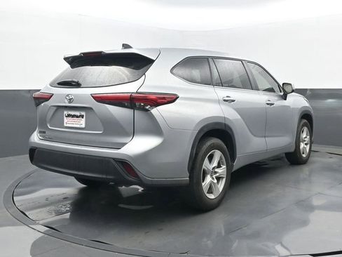 Used 2023 Toyota Highlander L FWD image 6
