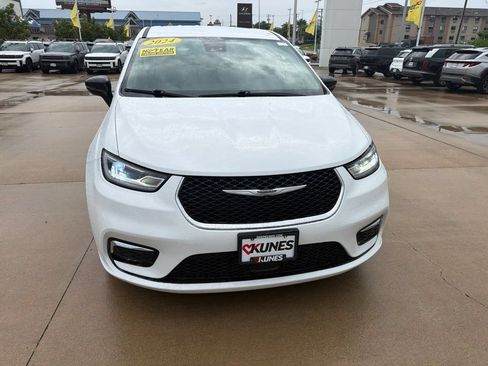 Used 2024 Chrysler Pacifica Limited FWD image 3