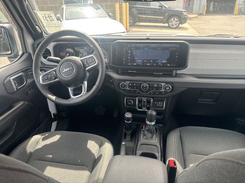 Used 2025 Jeep Wrangler Unlimited Sahara w/ Safety Group image 7