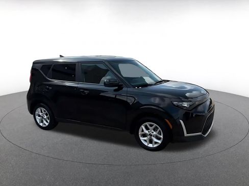 Used 2025 Kia Soul LX w/ LX Technology Package FWD image 2