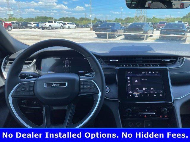 Used 2025 Jeep Grand Cherokee Altitude AWD/4WD image 8
