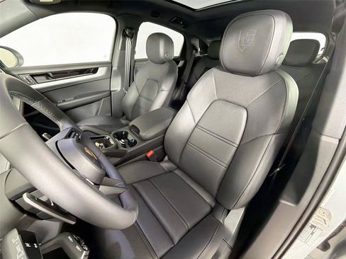 Used 2025 Porsche Cayenne Coupe AWD/4WD image 5