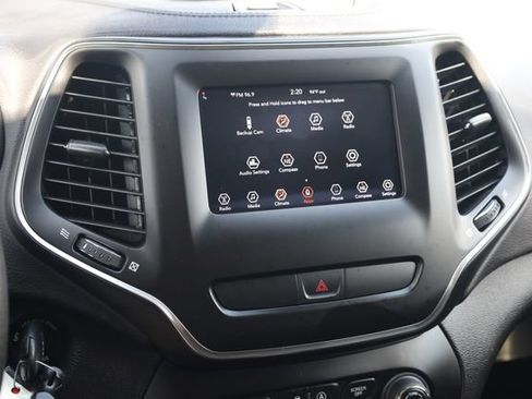 Used 2020 Jeep Cherokee Latitude FWD image 17