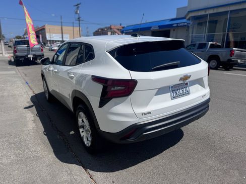 Used 2024 Chevrolet Trax LS w/ LS Convenience Package FWD image 4