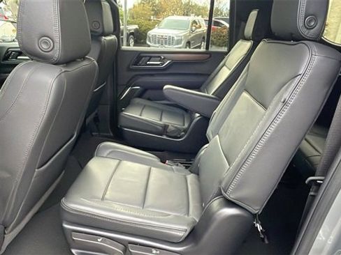 Used 2025 GMC Yukon XL Denali image 12