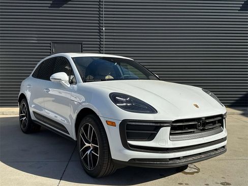 Used 2025 Porsche Macan image 9