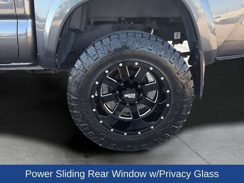 Used 2018 Toyota Tacoma TRD Sport w/ TRD Premium Sport Package AWD/4WD image 31