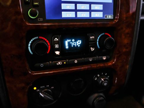 Used 2009 GMC Envoy Denali w/ Sun And 6-Disc Cd Package AWD/4WD image 22