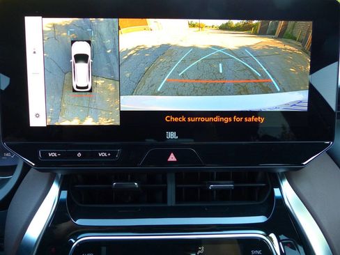 Used 2024 Toyota Venza Limited image 29