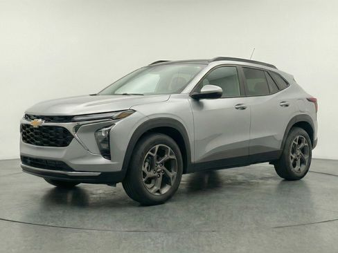 Used 2025 Chevrolet Trax LT FWD image 3