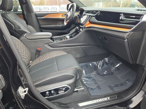 Certified 2025 Jeep Grand Cherokee Summit image 8