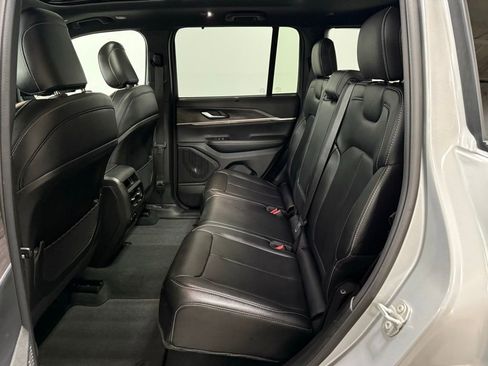 Used 2024 Jeep Grand Cherokee Limited w/ Luxury Tech Group II image 17