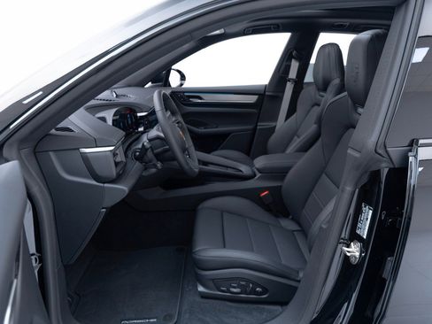 Certified 2025 Porsche Macan Electric RWD image 17