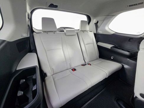 Used 2024 Toyota Grand Highlander AWD image 16