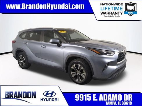 Used 2023 Toyota Highlander XLE FWD image 1