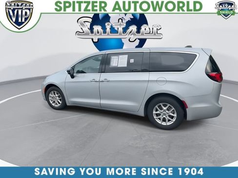 Used 2024 Chrysler Pacifica Touring-L FWD image 7