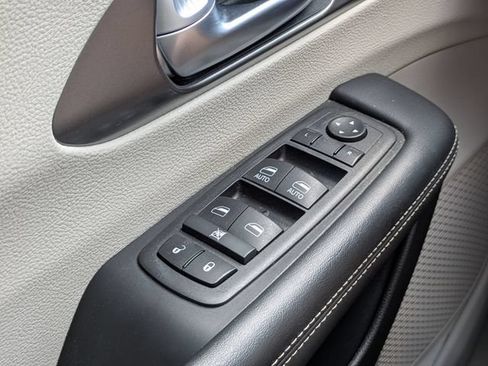 Used 2024 Chrysler Pacifica Limited FWD image 26