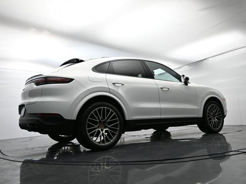 Certified 2022 Porsche Cayenne Platinum Edition image 53